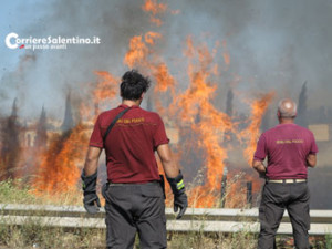 CRONACA_incendio lecce